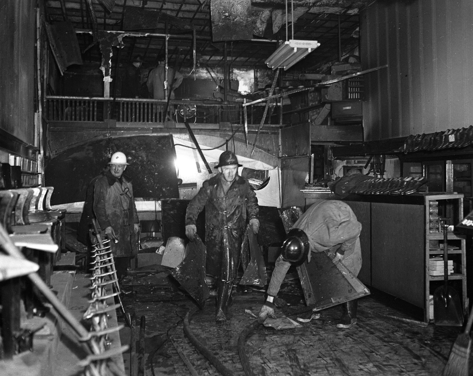 SL16404 B&B shoe store fire.jpg